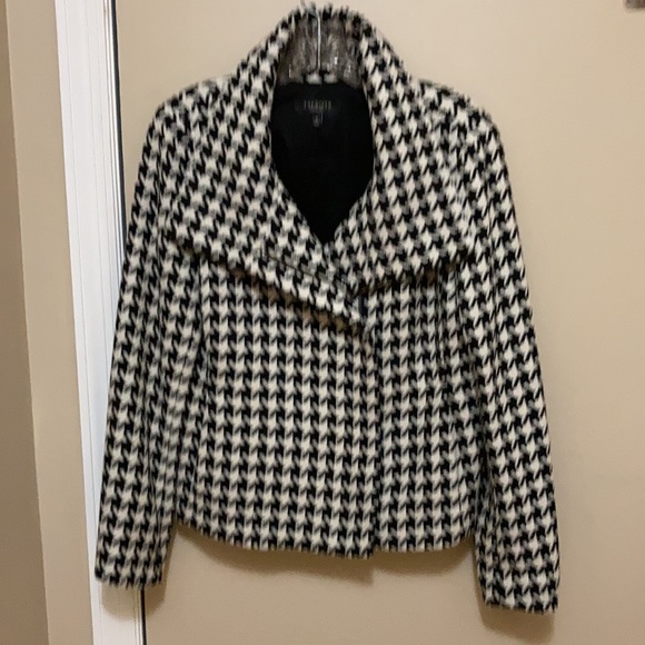 Houndstooth coat. So many ways to wear this coat collar wise. Zipper/ pockets - Picture 2 of 7